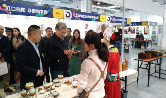 原文旅部副部长项兆仑在第五届上海国际手造博览会上调研赤水竹编