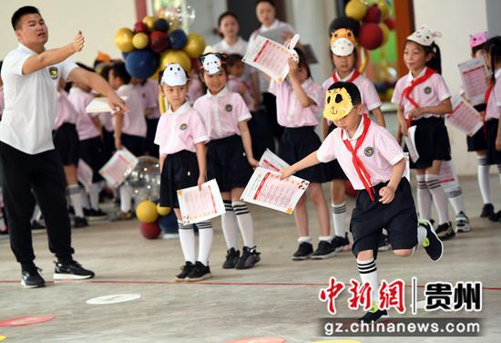 7月5日，贵阳市南明区花果园第三小学的学生正在进行“小小气象员”闯关游戏。